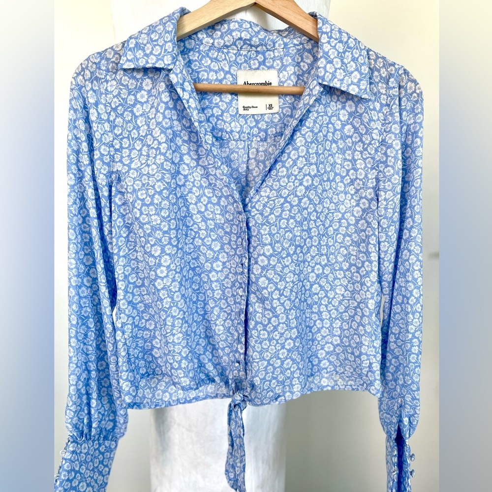 Abercrombie & Fitch light blue floral top